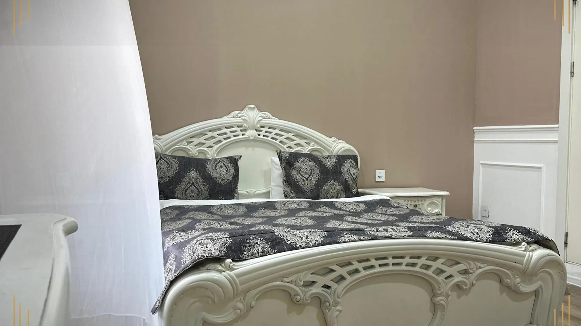 Roots Apart Hotel Baku