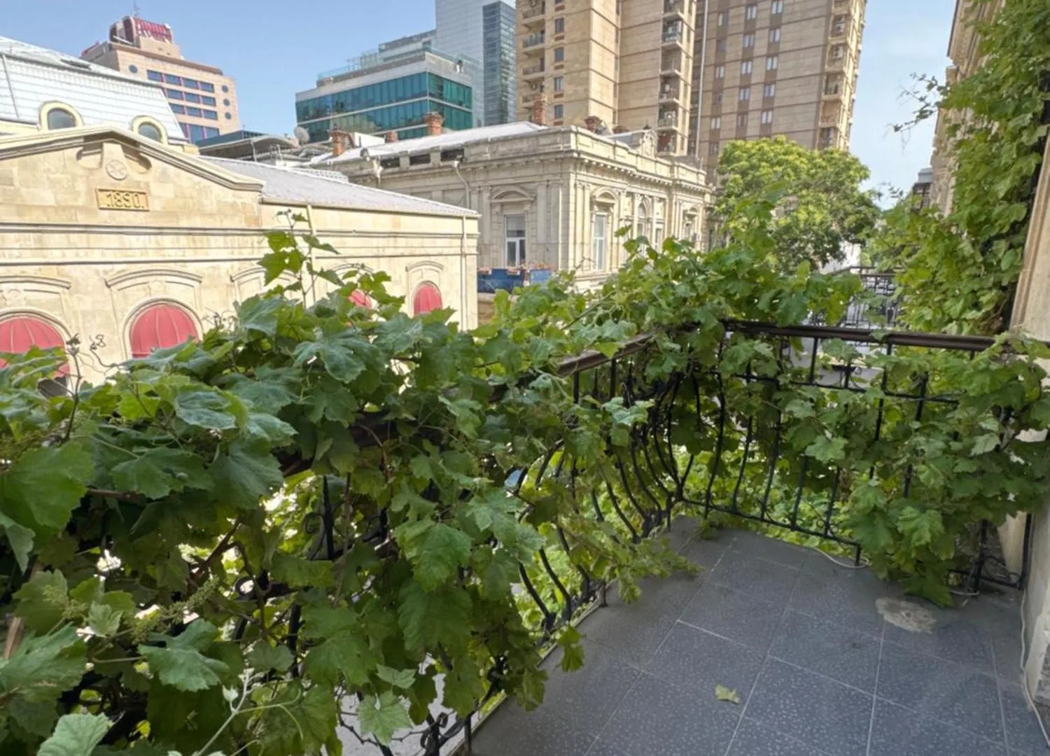 Roots Apart Hotel Baku